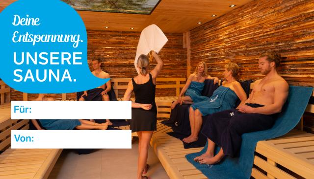 Frau wedelt in der Sauna bei Aufguss mit Handtuch