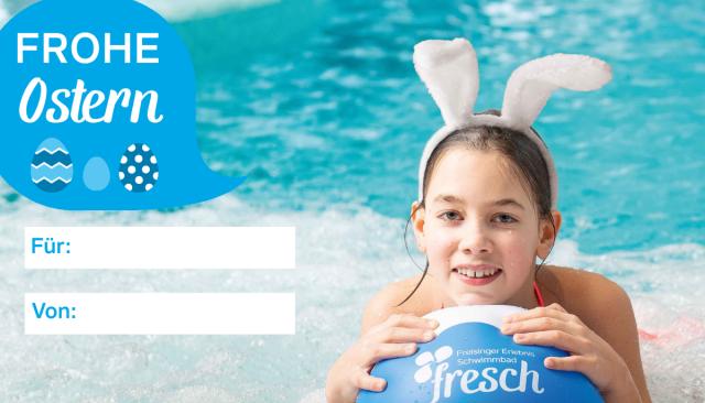 Mädchen in Becken mit Osterhasenohren